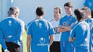 <b>VUELTA A LAS CHARLAS. </b>Ernesto Valverde parece estar dando explicaciones sobre lo sucedido en Mallorca. Los titulares le escuchan con atención.