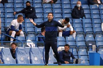 26 July 2020, England, London: Chelsea manager Frank Lampard on the touchline during the English Premier League soccer match between Chelsea and Wolverhampton Wanderers at Stamford Bridge