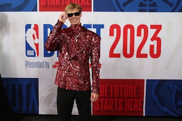 Gradey Dick, alero de la universidad de Kansas, llegó con este curioso look al Barclays Center para la ceremonia del draft de la NBA 2023.