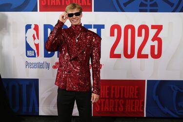 Gradey Dick, alero de la universidad de Kansas, llegó con este curioso look al Barclays Center para la ceremonia del draft de la NBA 2023.
