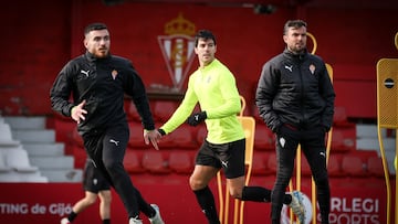 07-02-25. RUBÉN ALBÉS, JUNTO A RÓBER PIER Y CAMPUZANO, DURANTE EL ENTRENAMIENTO DEL SPORTING EN MAREO.
