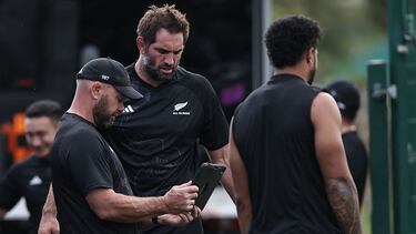 Samuel Whitelock, de Nueva Zelanda, habla con un entrenador.