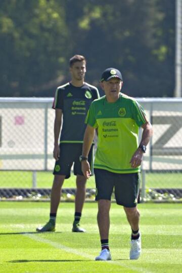 Juan Carlos Osorio da indicaciones en su primer entrenamiento con el Tri