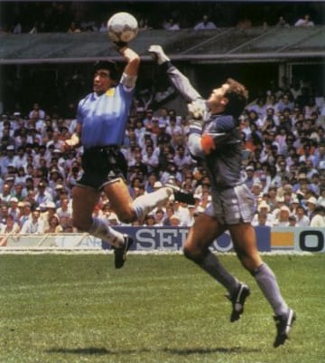 'La mano de Dios'. El gol con la mano más famoso de la historia lo marcó Maradona ante Inglaterra en los cuartos de final del Mundial de México 1986.