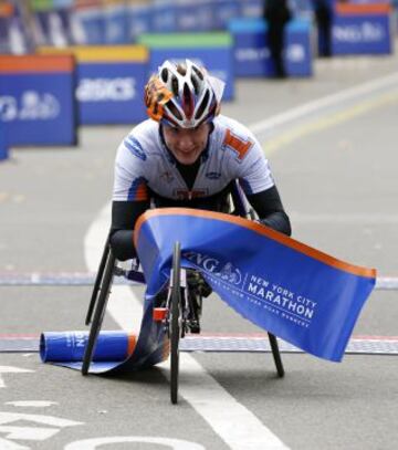 La corredora estadounidense, Geoffrey Mutai, ganadora de la carrera en silla de ruedas.