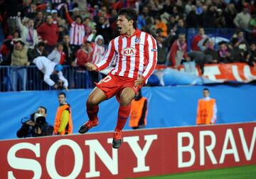 Llegó al Atleti en mayo de 2006 y estuvo hasta 2011. Estos cinco años sirvieron para quedarse en la memoria de los colchoneros. En esos años compartió delantera con Fernando Torres y Diego Forlán, convirtiéndose en una pieza clave en los títulos que conquistó el Atleti en esos años, tras 14 años de sequía -una Europa League contra el Fullham y una Supercopa de Europa contra el Inter en 2010-. Marcó 101 goles en 234 partidos, unos números de leyenda.