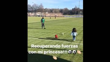 Vidal se divierte con su hija tras práctica del Bayern