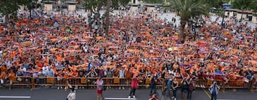 Los aficionados de Valencia Basket durante la recepción en el ayuntamiento de Valencia.