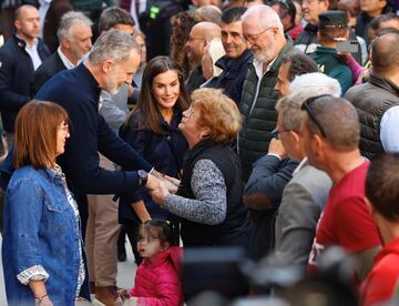 Los Reyes Felipe VI y Letizia, saludan a los vecinos durante la visita a la localidad de Chiva.