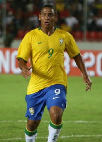 Fue el goleador del Sudamericano en 2009, hecho que le permitió fichar en Porto por más de US$6 millones. Apenas jugó en Portugal y luego deambuló por varios equipos de Brasil, donde se le criticó por el exceso de peso.