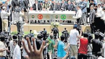 <b>CRACK. </b>Roberto Carlos fue recibido como lo que es: campeón del Mundo y de Europa. Máxima expectación en el estadio Sükrü Saracoglu.