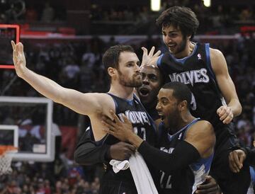 Ricky Rubio (arriba), celebra con Kevin Love (izquierda), Kevin Garnett (centro) y Wayne Ellington (derecha) una canasta de los Timberwolves.