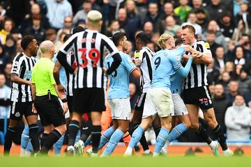 El delantero noruego del Manchester City ha tenido más que palabras Dan Burn durante el duelo de hoy de la Premier League entre el conjunto de Manchester y el Newcastle. 