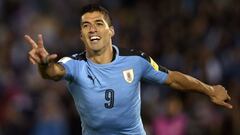 Luis Su&aacute;rez celebrando un gol con Uruguay en un partido de clasificaci&oacute;n al Mundial de Rusia.