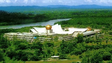Istana Nurul Iman in Brunei spans over 2 million square feet, features five pools, a 5,000-guest banquet hall, and a stable for 200 polo horses.