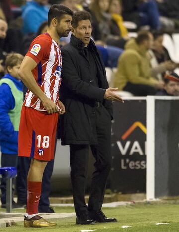 Simeone da las 迆ltimas instrucciones a Costa.