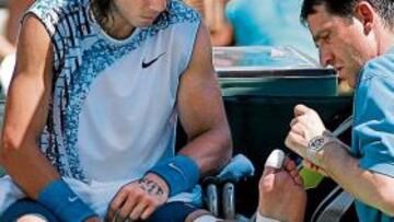 <b>PRINCIPIO DEL FIN. </b>Nadal se quejó de molestias en el pie al fin del primer set. Fue atendido entre discusiones con el árbitro, Steve Ullrich.