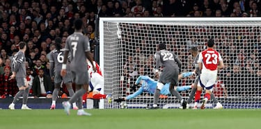 Sello español en la goleada del Arsenal. Recibió Mikel Merino dentro del área, sacándose un zurdazo con rosca para superar la estirada de Courtois.