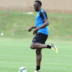 Usain Bolt offered trial with Borussia Dortmund