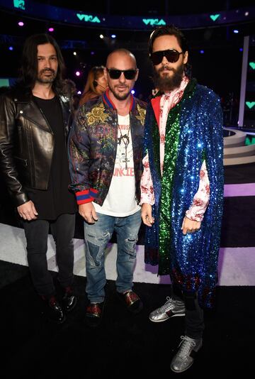 Tomo Milicevic, Shannon Leto y Jared Leto de Thirty Seconds to Mars en los MTV Video Music Awards 2017. The Forum Inglewood, California