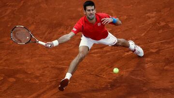Novak Djokovic devuelve una bola a Andy Murray durante la final del Mutua Madrid Open.