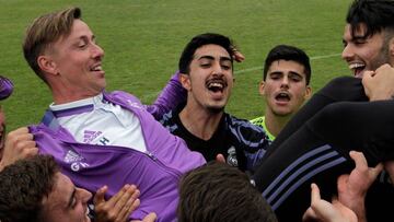 06/05/17 FINAL COPA DE CAMPEONES JUVENILES
 REAL MADRID - MALAGA 
 EL REAL MADRID SE ALZA CON EL TROFEO CAMPEONES LOS JUGADORES MANTEAN A GUTI ENTRENADOR DEL EQUIPO 