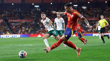 3-0. Aleix García llega al área búlgara , pone un pase atrás y en el intento de despejar, Atanas Chernev manda el balón al fondo de su portería.