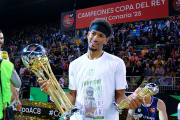 El escolta del club malague?o, Kameron Taylor, posa con el trofeo de campeones del torneo.