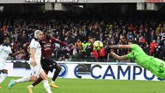 Salerno (Italy), 13/05/2023.- Atalanta's goalkeeper Marco Sportiello saves the ball during the Italian Serie A soccer match US Salernitana vs Atalanta BC at the Arechi stadium in Salerno, Italy, 13 May 2023. (Italia) EFE/EPA/MASSIMO PICA
