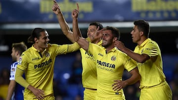 VILLARREAL, SPAIN - JANUARY 27:  Victor Ruiz (2R) of Villarreal celebrates after scoring his sides first goal with his teammates during the La Liga match between Villarreal and Real Sociedad at Estadio de La Ceramica on January 27, 2018 in Villarreal, Spa