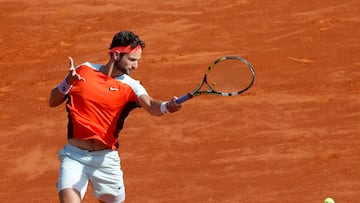 El tenista ruso Ivan Gakhov devuelve la bola en su partido ante Novak Djokovic en el Masters 1.000 de Montecarlo.