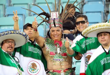 Seguidores mexicanos posan para los fotógrafos antes del inicio de un encuentro entre México y Nueva Zelanda perteneciente a la Copa Confederaciones en el Fisht Stadium, en Sochi.