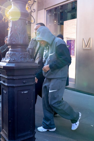 Kylian Mbappé saliendo de una joyería de París.
