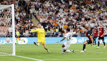 3-0. Brahim asiste a Lucas Vázquez en la banda derecha, el lateral centra y Valjent deja pasar el balón. Rodrygo atento, remata a placer en el segundo palo el tercer tanto.