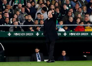 Carlo Ancelotti da instrucciones a sus jugadores desde su área técnica.