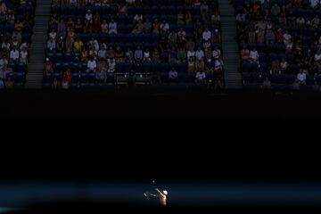 Garbiñe Muguruza venció en un gran partido (7-6 (8) y 7-5) a Simona Halep. Tras tal gesta de la venezolana esta se convierte tras, Arantxa Sánchez Vicario (1994 y 1995) y Conchita Martínez (1998), en la tercera española en jugar una final en Melbourne.