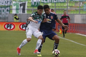 El jugador de Santiago Wanderers Esteban Carvajal, izquierda, disputa el balon con Nicolas Guerra de Universidad de Chile durante el partido de primera division en el estadio Elias Figueroa de Valparaiso, Chile.