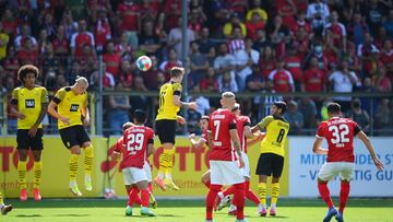 FREIBURG IM BREISGAU, GERMANY - AUGUST 21: Vincenzo Grifo of SC Freiburg scores their side's first goal from a free kick during the Bundesliga match between Sport-Club Freiburg and Borussia Dortmund at SC-Stadion on August 21, 2021 in Freiburg im Bre