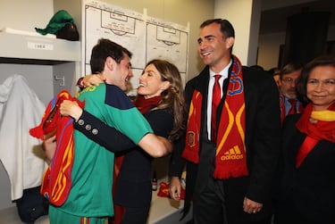 Felipe VI de España y Letizia Ortiz Rocasolano felicitan al portero de la selección española de fútbol, Iker Casillas, tras la consecución de la Copa Mundial de Fútbol de 2010.