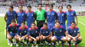 Además de Javier "Chicharito" Hernández, Carlos Vela compartió equipo en las inferiores de Chivas con elementos como: Omar Arellano, Omar Esparza y Patricio Araujo, entre otros