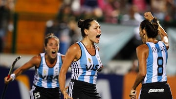 Noel Barrionuevo (C) of Argentina celebrates with teammates Silvina D'Elia and Luciana Aymar (R) after she scored against South Korea during their match at the Champions Trophy women's field hockey tournament in Rosario January 31, 2012. REUTERS/Enrique Marcarian (ARGENTINA - Tags: SPORT FIELD HOCKEY)