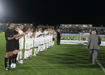 El mejor futbolista de la historia del conjunto blanco… y seguramente de la historia. Su llegada cambió el destino del Madrid hasta convertirlo en el Mejor Club del Siglo XX. Alfredo Di Stéfano llegó al Madrid en el verano de 1953 y se marcharía en 1964, tras caer en la final de la Copa de Europa ante el Inter de Milán. Dejaba atrás 396 partidos y 308 goles que sirvieron para ganar cinco Copas de Europa (todas de manera consecutiva), ocho Ligas, una Copa de España, otra Copa Intercontinental y dos Copas Latinas.