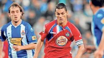 <b>EN EL ONCE. </b>Casquero controla un balón ante la mirada de Verdú.