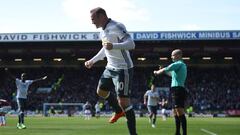 Rooney scores on return as United close in on City