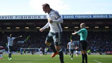 Rooney scores on return as United close in on City