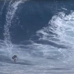 Se enfrenta a las olas gigantes de Jaws con una tabla de skim