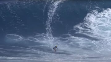 El skimboarder Sean McClenahan surfeando una ola gigante en skimboard en Jaws (Pe'Ahi, Maui, Hawái, Estados Unidos).