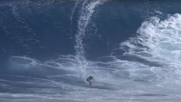 El skimboarder Sean McClenahan surfeando una ola gigante en skimboard en Jaws (Pe&#039;Ahi, Maui, Haw&aacute;i, Estados Unidos). 
