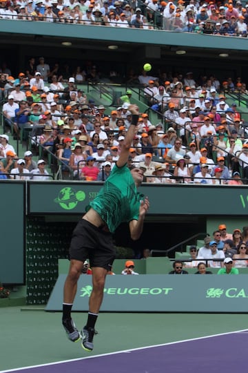 Una nueva final entre dos de las raquetas más fascinantes de todos los tiempos. Hoy ganó Federer bajo un sol de justicia en Miami. Nadal tuvo sus oportunidades de romper el servicio del suizo pero no lo consiguió. A pesar de eso, dejó una muy buena impresión. Veremos lo que pasa cuando llegue el momento de jugar en tierra batida. Aquí el resumen del partido en fotos.