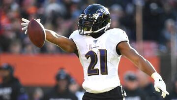 Lamar Jackson lanza tres pases de touchdown y el equipo del coach John Harbaugh es primero en la siembra por primera vez en la historia de la franquicia.